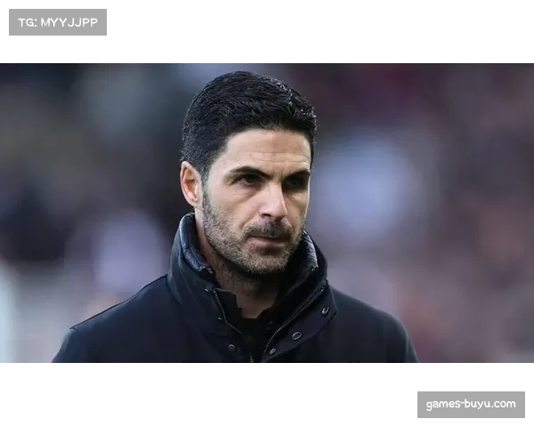 更衣室通道:西蒙尼与阿尔特塔就一次疑似越位的纵深跑动进行简短交流 更衣室通道:西蒙尼与阿尔特塔就一次疑似越位的纵深跑动进行简短交流